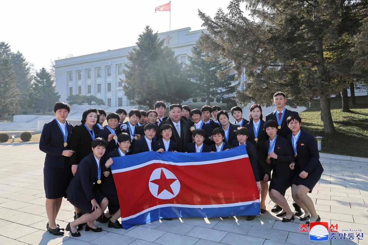 Kim Jong-un, junto a la selección femenina sub-17 de Corea del Norte, en enero de 2025 en Pionyang