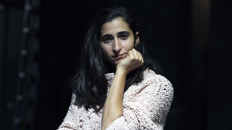 Así es el ático de Alba Flores en Arganzuela: grandes ventanales, enorme biblioteca y una cocina con toques industriales