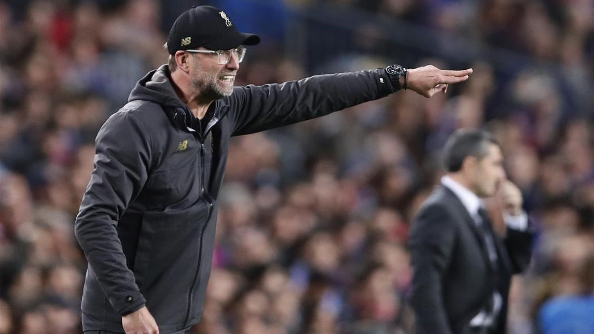 Klopp da instrucciones a sus jugadores en el Camp Nou ante Valverde.