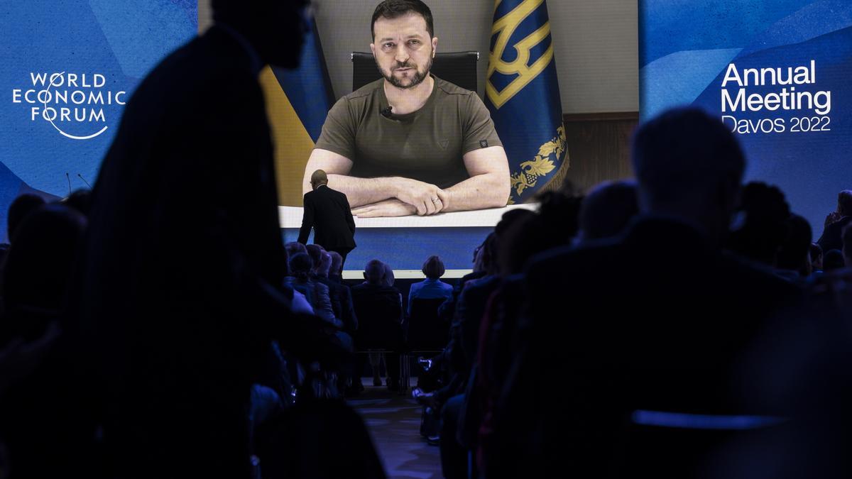 El presidente de Ucrania, Volodímir Zelenski, durante su intervención en la apertura del Foro económico de Davos.