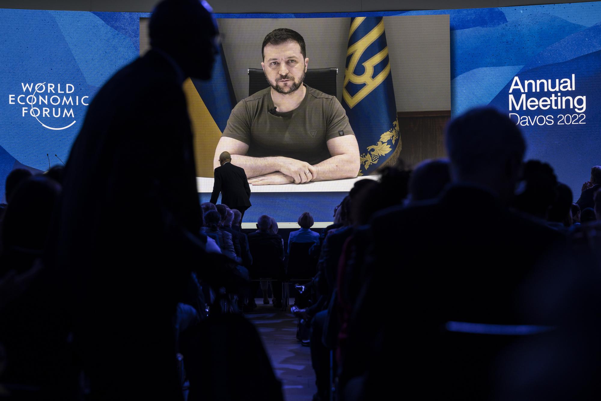 El presidente de Ucrania, Volodímir Zelenski, durante su intervención en la apertura del Foro económico de Davos.