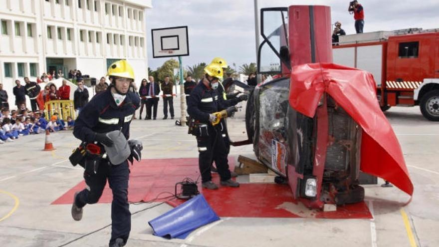 Simulacro de rescate de un herido en accidente de tráfico por los bomberos del Consorcio de Emergencias.