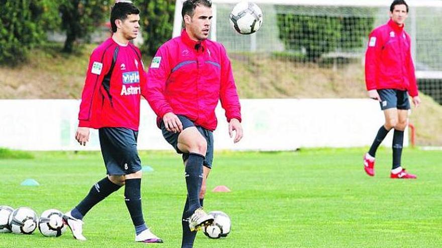 Bilic controla el balón delante de Lola ayer en Mareo.