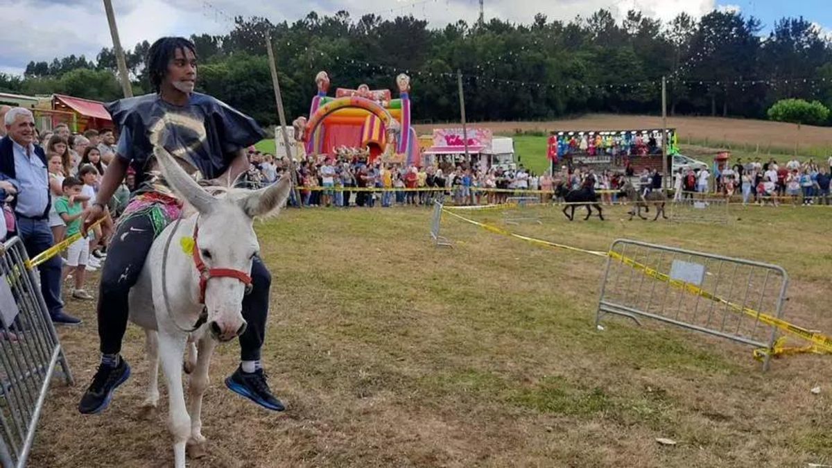 Uno de los participantes en la carrera de burros de Collao en la anterior edición.