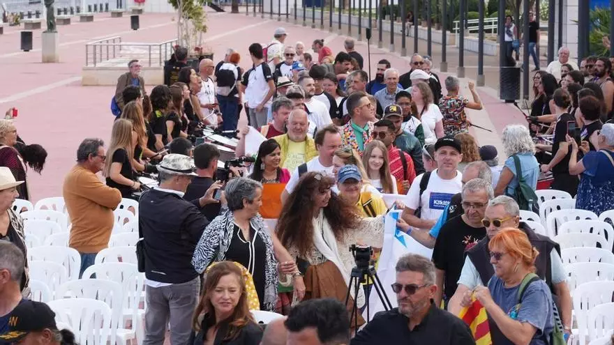 El primer acto del III Festival del Viento de Castelló: entrega de 30 banderas para dar la bienvenida a los participantes