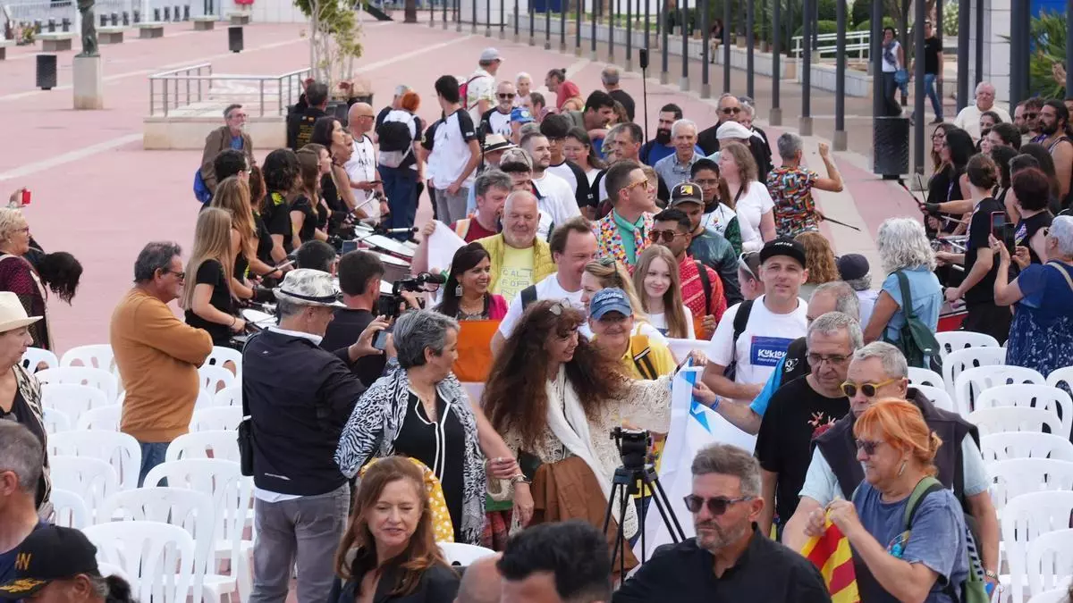 El primer acto del III Festival del Viento de Castelló: entrega de 30 banderas para dar la bienvenida a los participantes