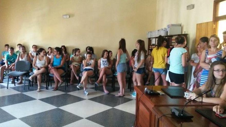 Alumnos en la entrega de bonos para la piscina municipal.