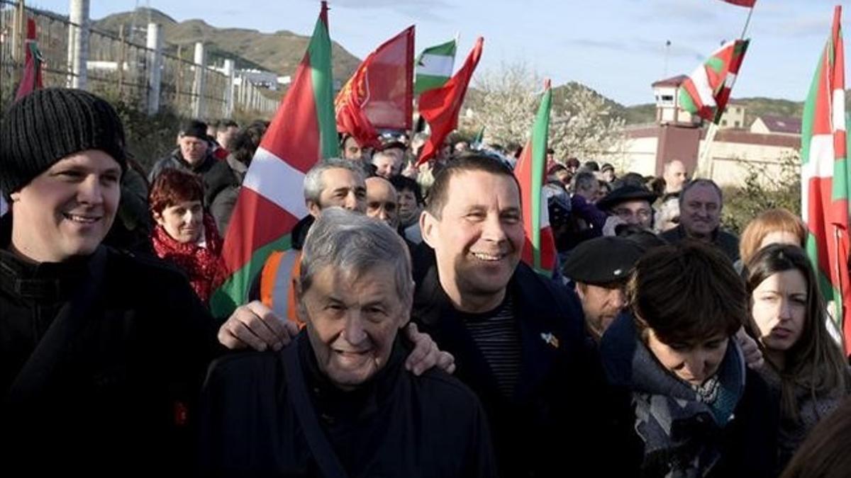 Otegi, rodeado de simpatizantes, a la salida de la cárcel de Logroño.