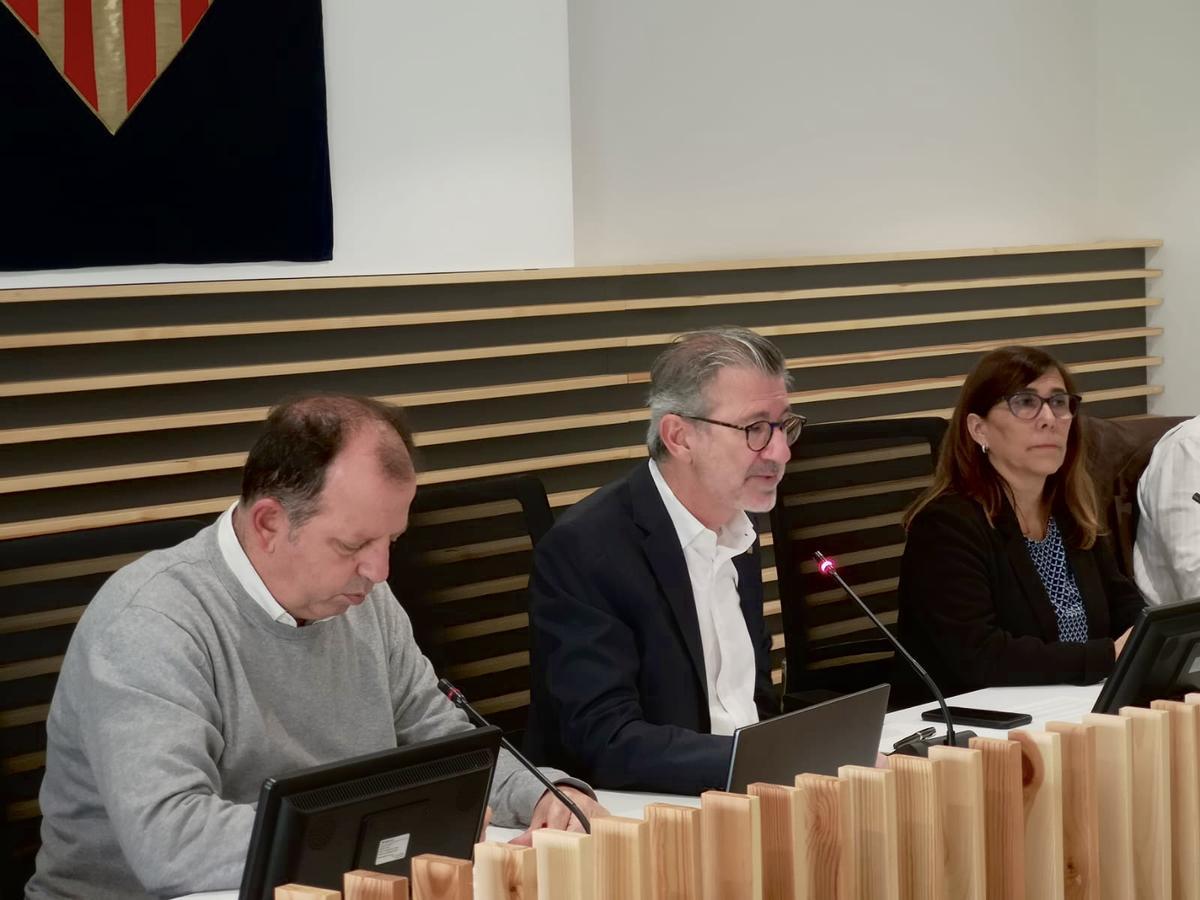 El alcalde de Sant Cugat, Josep Maria Vallès, y el tinente de alcalde Carles Brugaroles durante la rueda de prensa de este marzo