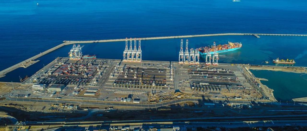 Vista aérea de la nueva terminal de Maersk en el puerto marroquí de Tánger.