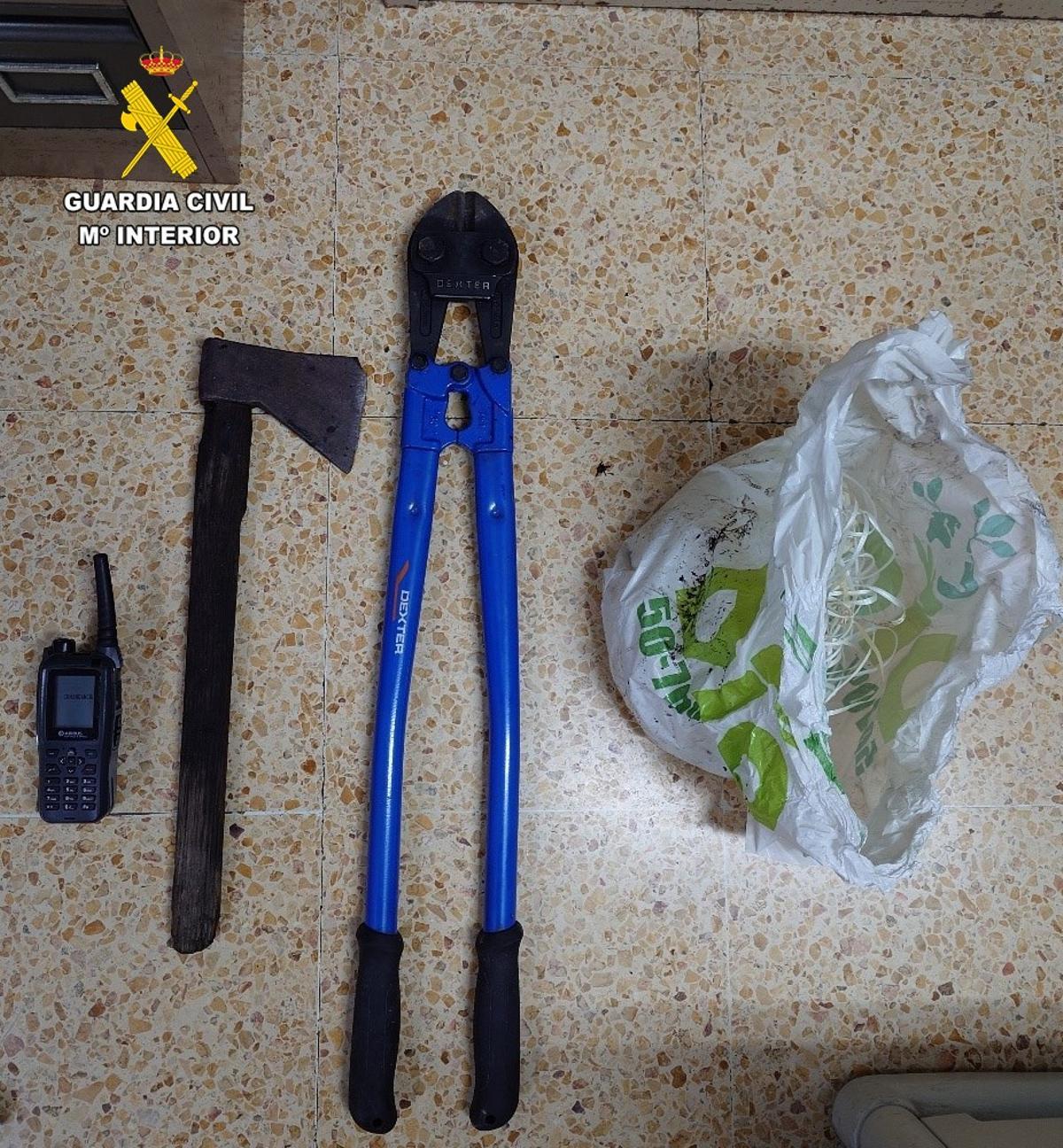 Material incautado por los agentes.