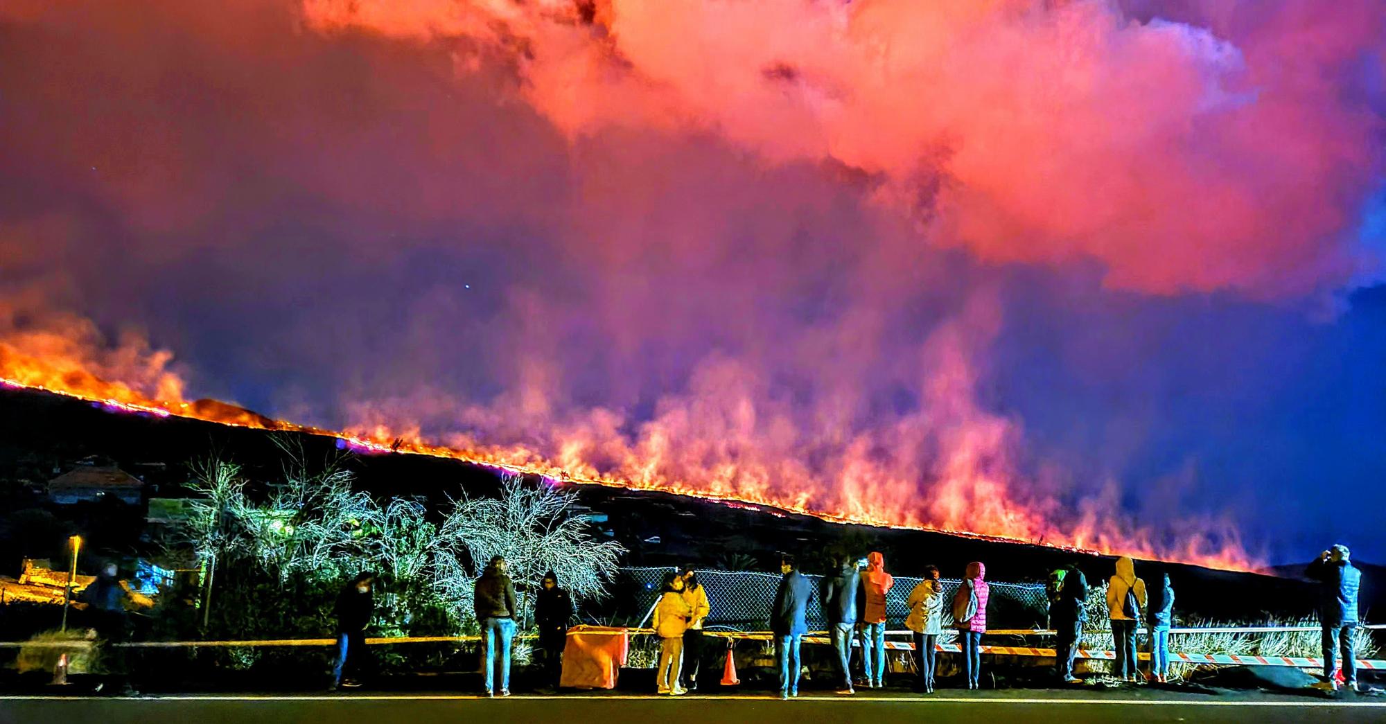 Imagen de la humeante colada de lava