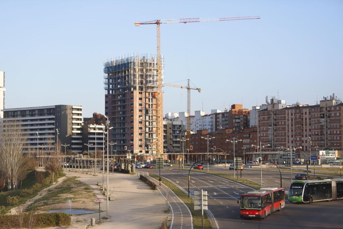 Edificio de 258 pisos que se está construyendo en la avenida Navarra, frente a la estación de Delicias.