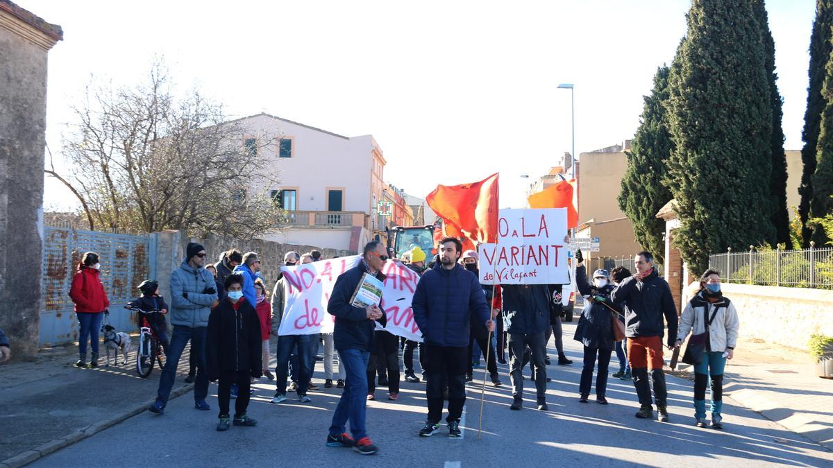 La protesta passant pel poble de Vilafant per l&#039;N-II aquest dissabte 11 de desembre de 2021