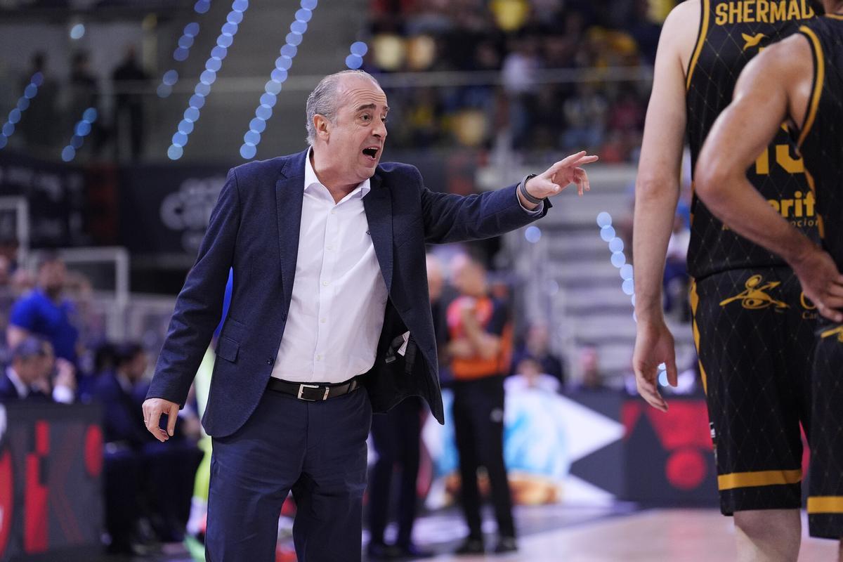 Vidorreta da indicaciones en el Canarias-Barça de la Copa de 2025