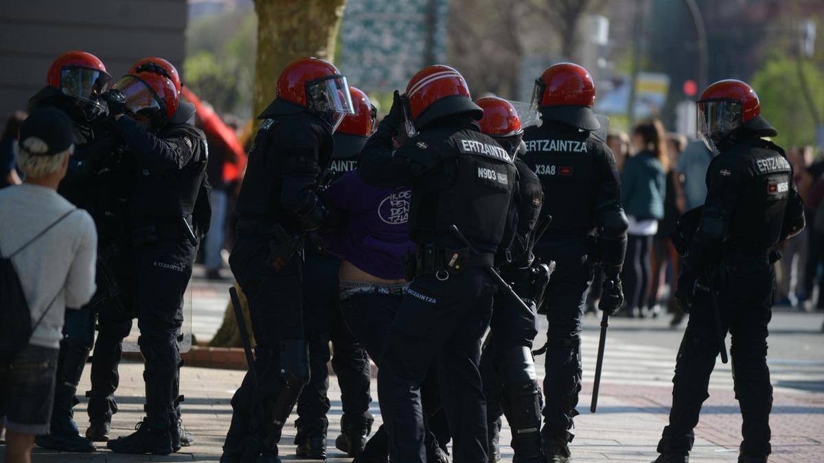 Agentes de la Ertzaintza detienen a una persona que intentaba reventar el mitin de Vox celebrado en el Palacio de Congresos Euskalduna de Bilbao en 2019.