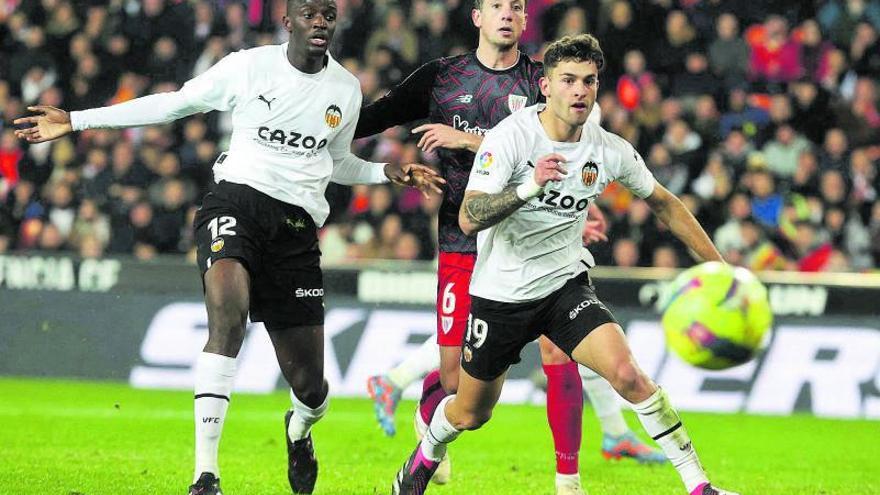 Diakhaby y Hugo Duro, en el partido ante el Athletic.  | J.M. LÓPEZ