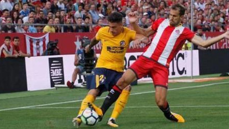 Cristhian Stuani pressiona el central de l&#039;Atlètic José María Giménez.