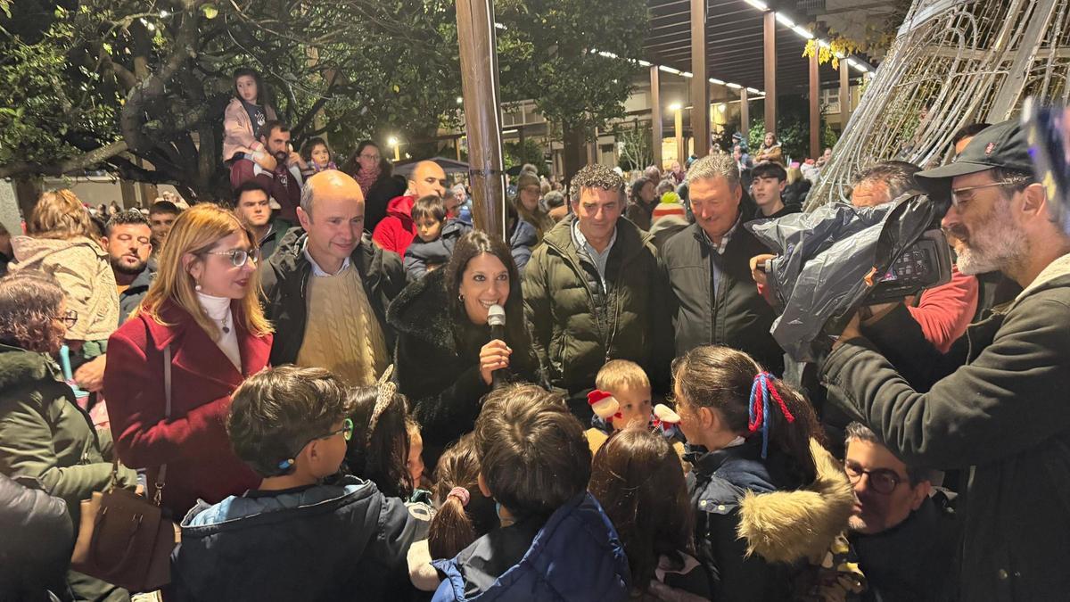 A alcaldesa e edís locais coa rapazada que acendeu o alumeado de Nadal.