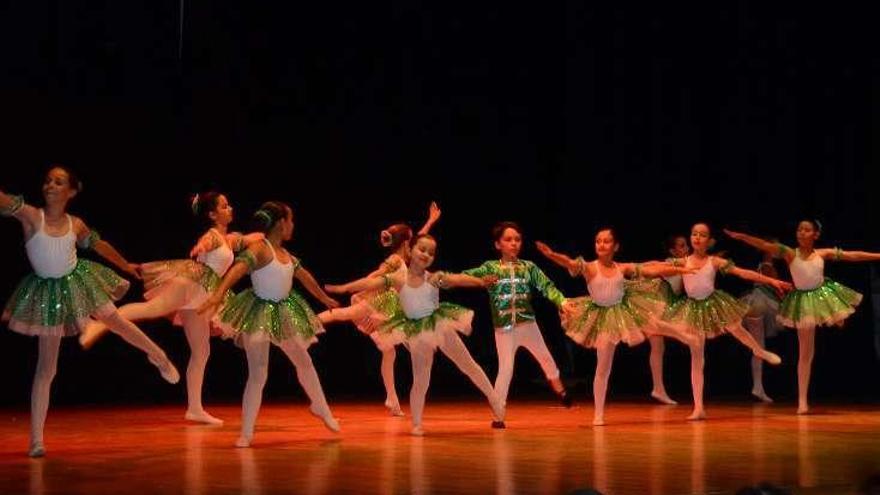 Alumnas de Inés Núñez, en un festival. // Gonzalo N.