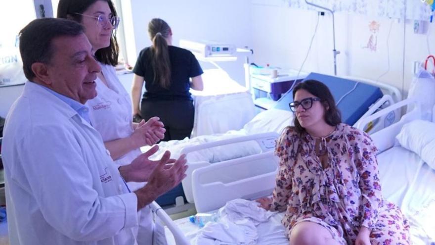 El doctor José Gutiérrez visita en la habitación a una de las madres que acompaña a su bebé en la Arrixaca.