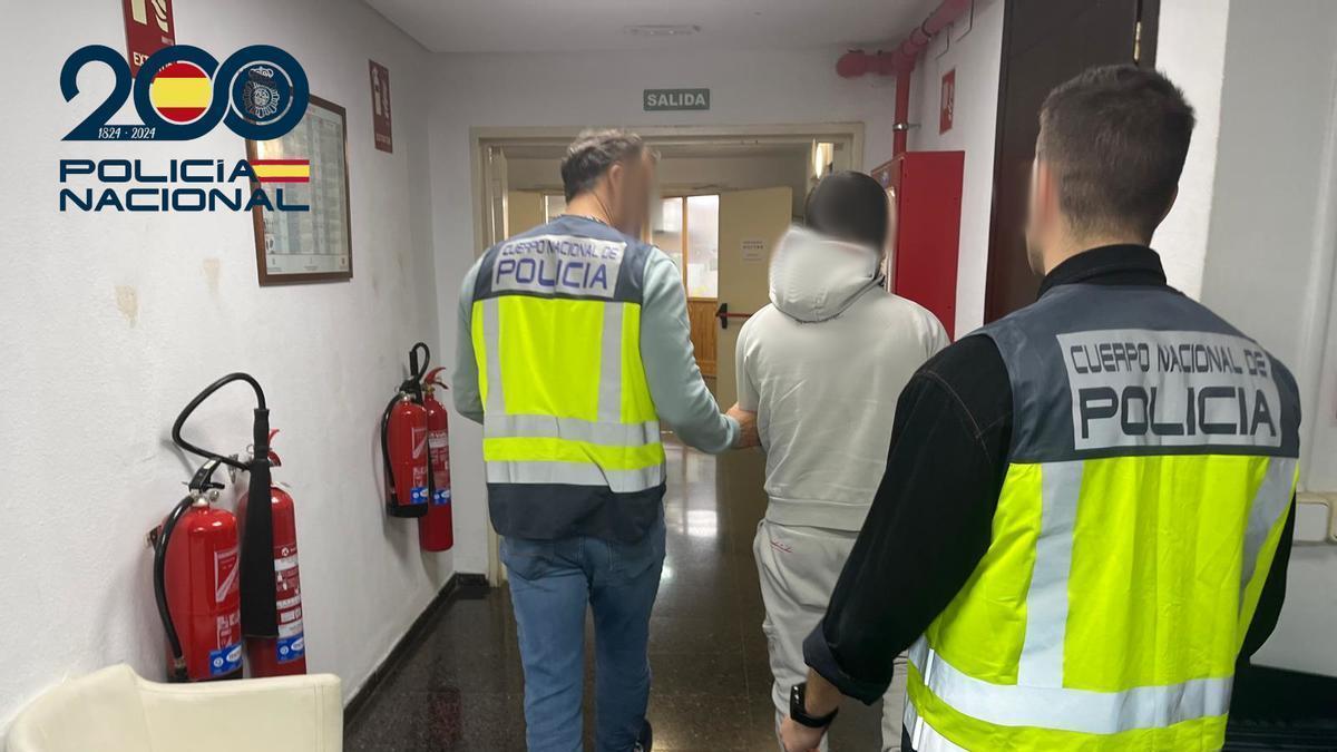 Agentes de la Policía Nacional llevan detenido a 'El Bola' por el presunto apuñalamiento de un hombre en Son Banya.