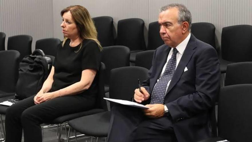 María Dolores Amorós y Roberto López Abad, ayer en la Audiencia.