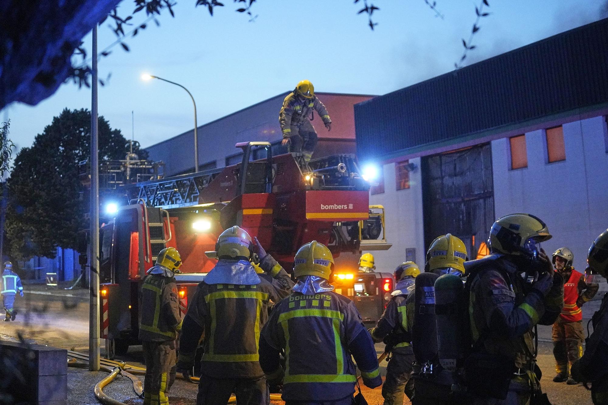 Un incendi destrossa una fàbrica de bicicletes i patinets a Vilablareix