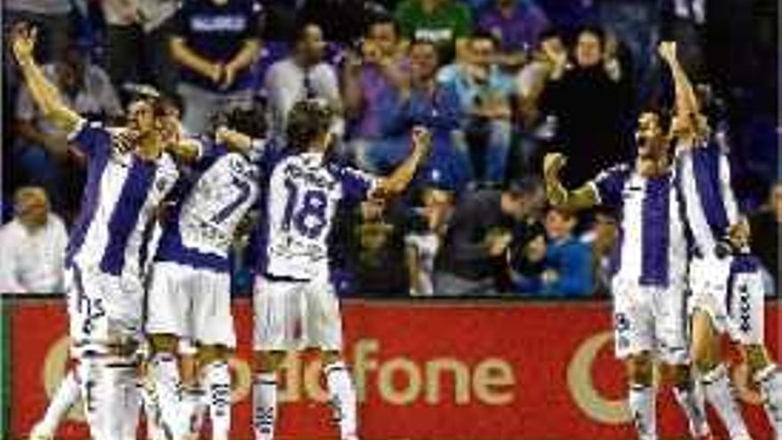 Els jugadors del Valladolid abracen Osorio (7), autor d&#039;un gol decisiu