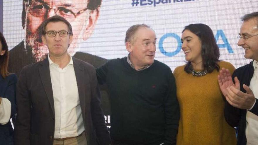 Feijóo con miembros del PP en el arranque de campaña en A Coruña. // J. Roller