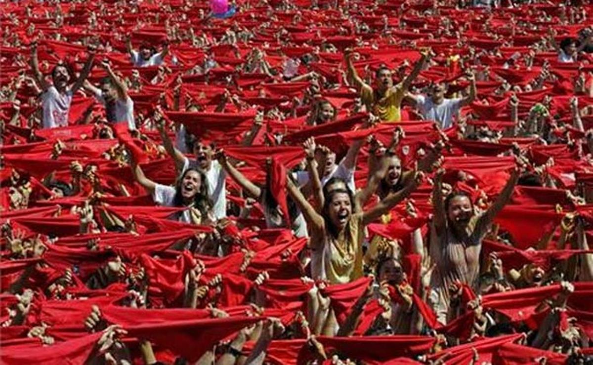Milers de pamplonesos i forans es diverteixen a la plaça de l’Ajuntament de Pamplona després del ’chupinazo’.