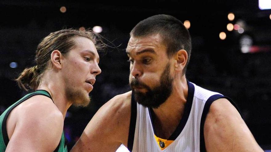 Marc Gasol intenta progresar ante Olynyk, de los Celtics.