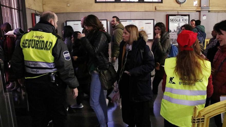 Viatgers sortint de l&#039;estació de Sant Andreu Arenal de Barcelona