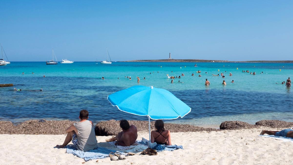 Bañistas en una playa de Canarias.