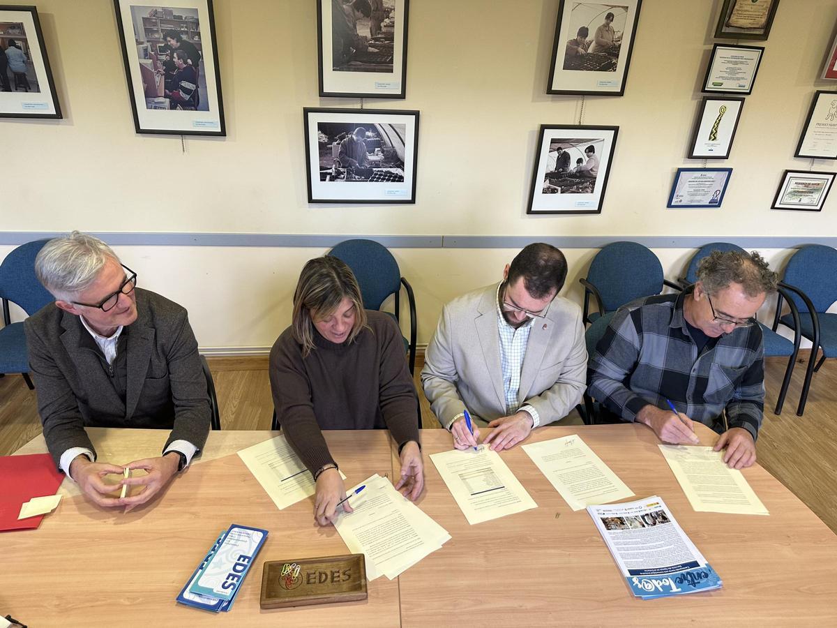 Por la izquierda, Marcos Niño, Gimena Llamedo, Pedro Fernández y Antonio García, durante la firma del convenio, en Tapia.