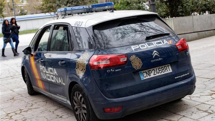 Un policía nacional fuera de servicio detiene a un hombre que robó en varios coches