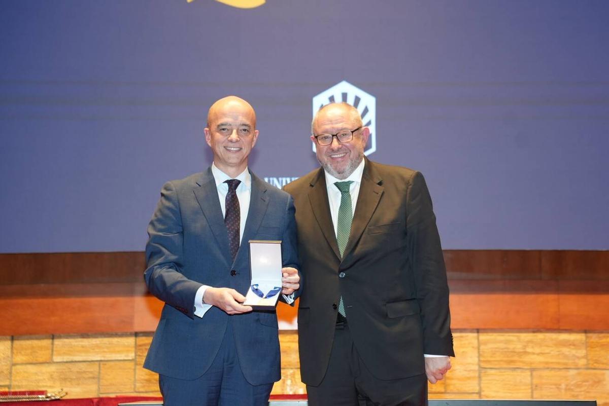 El hospital Reina Sofía mantiene una estrecha relación con la Facultad de Medicina y con la Universidad de Córdoba.