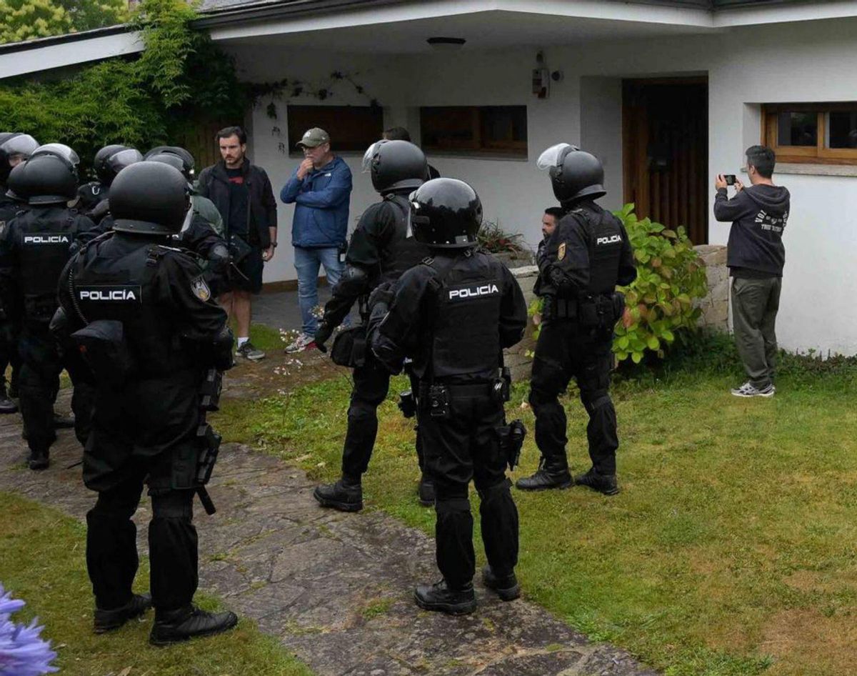 Rodaje de una escena de acción de ‘Clanes’, en Oleiros. | LOC