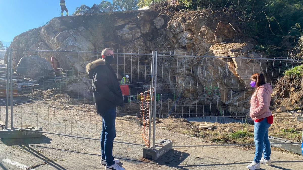 Los ediles José Antonio Otero y Cristina Domínguez ante el hueco en el que aún queda por construir el ascensor del Auditorio Municipal Escuela de Música, en Monte da Vila, ayer. 