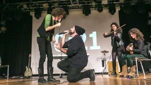 Adriana Bertran y Salva Soler, durante su duelo en el cuarto Literary Combat organizado por Cronopios. Detrás, sus ’escuderas’ Evelín Mansilla y Petra Llopart.