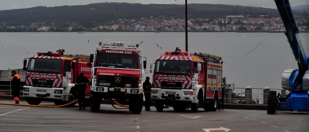 Un momento del operativo tras el incendio de Jealsa