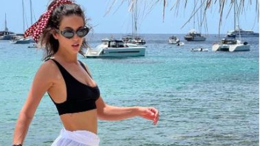 La actriz Maria Pedraza disfruta de las playas ibicencas
