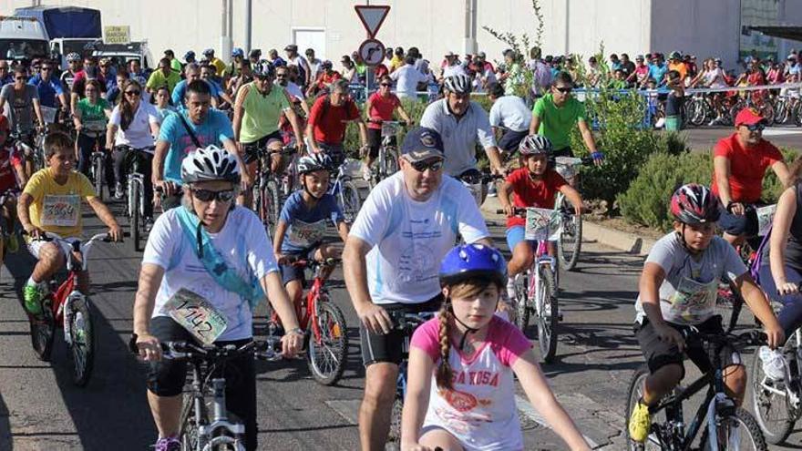 Más de 5.000 ciclistas salen a la calle para celebrar el Día de la Bicicleta en Badajoz