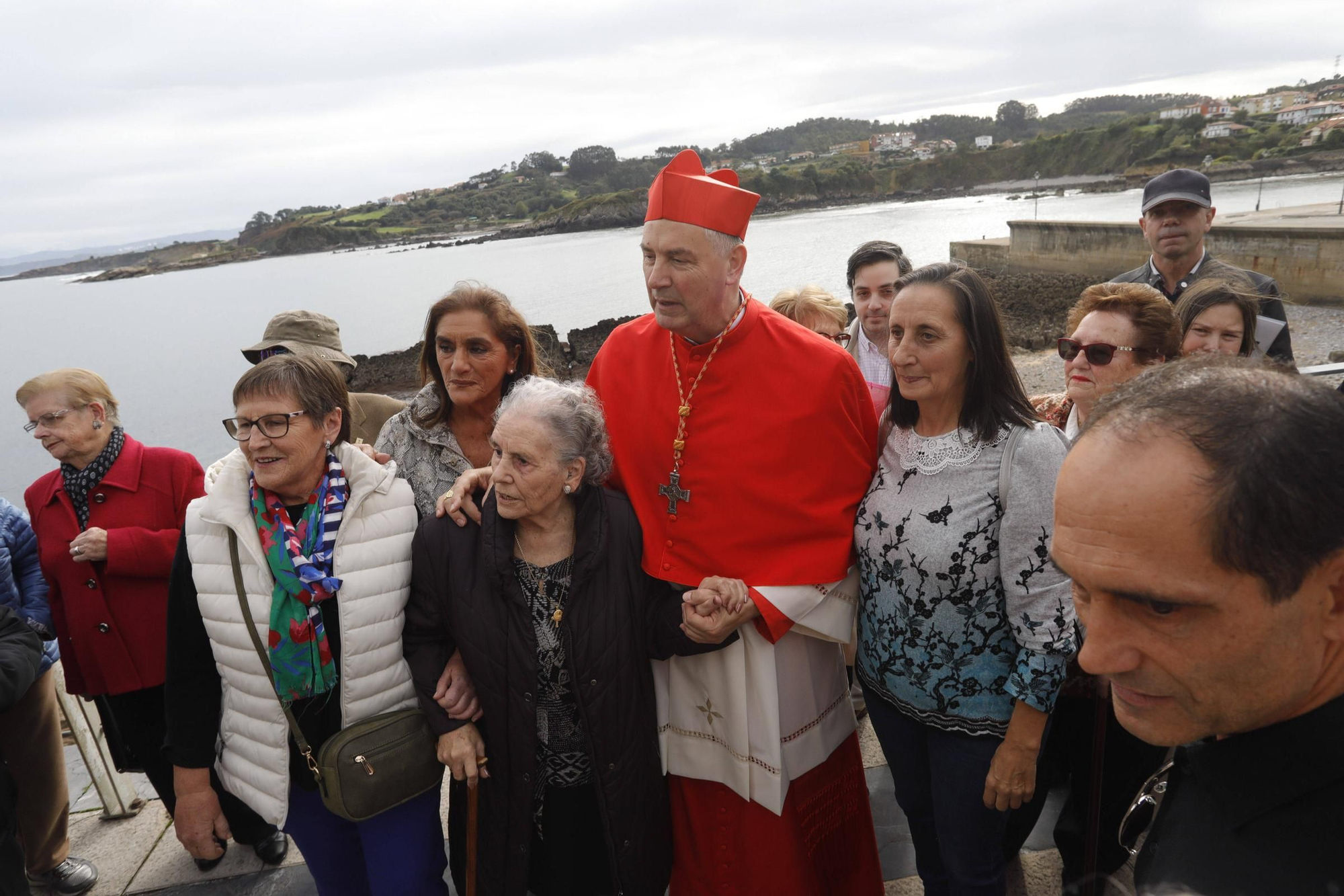 El cardenal Ángel Fernández Artime oficia la primera misa cardenalicia de Gozón en el día de Todos los Santos en la parroquia de Santa María de Luanco