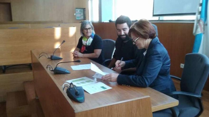 Firma del convenio entre la presidenta de la AECC y el concejal de Benestar Tomás Hermerlo. // G. Núñez