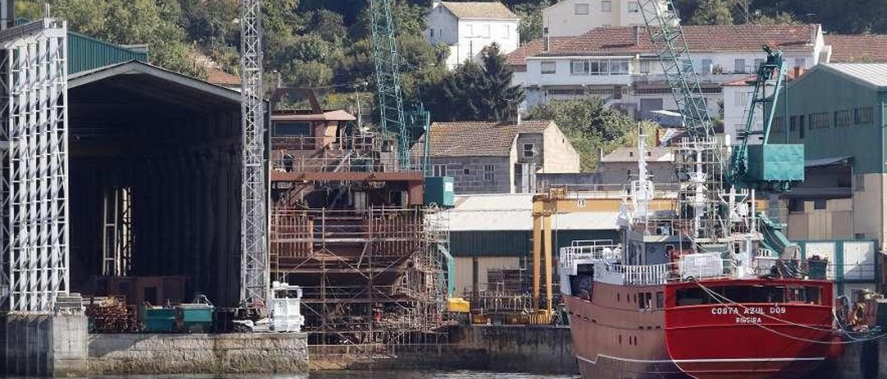 El palangrero &quot;Costa Azul Dos&quot; durante su construcción en Armón Vigo en 2017. // Alba Villar