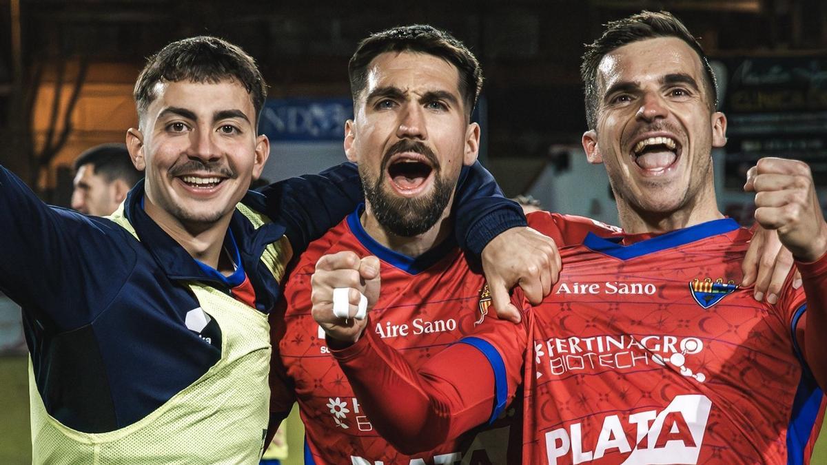 Los jugadores del Teruel celebran la victoria en Pinilla ante la UD Ibiza.