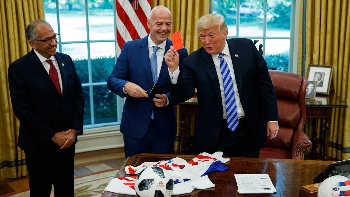 Trump enseña la tarjeta roja a la prensa durante su reunión con el jefe de la FIFA.