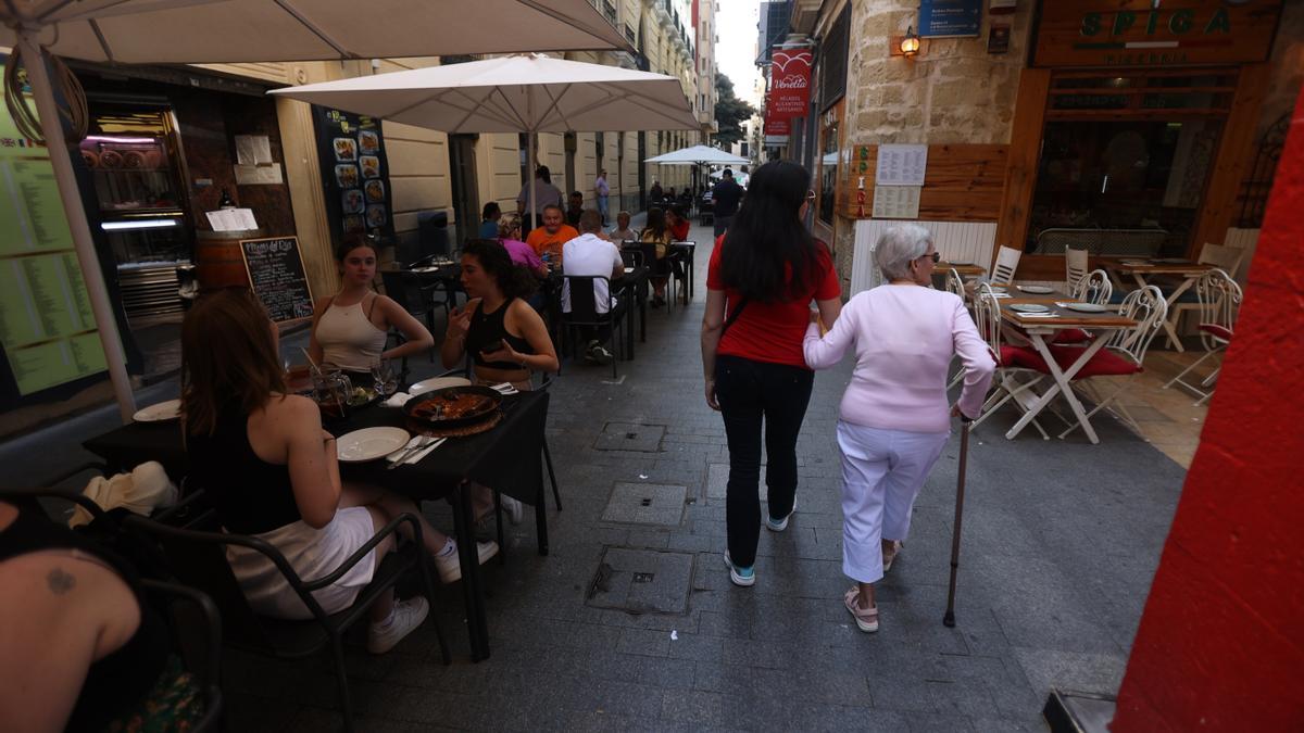 La calle Mayor de Alicante, llena de restaurantes.