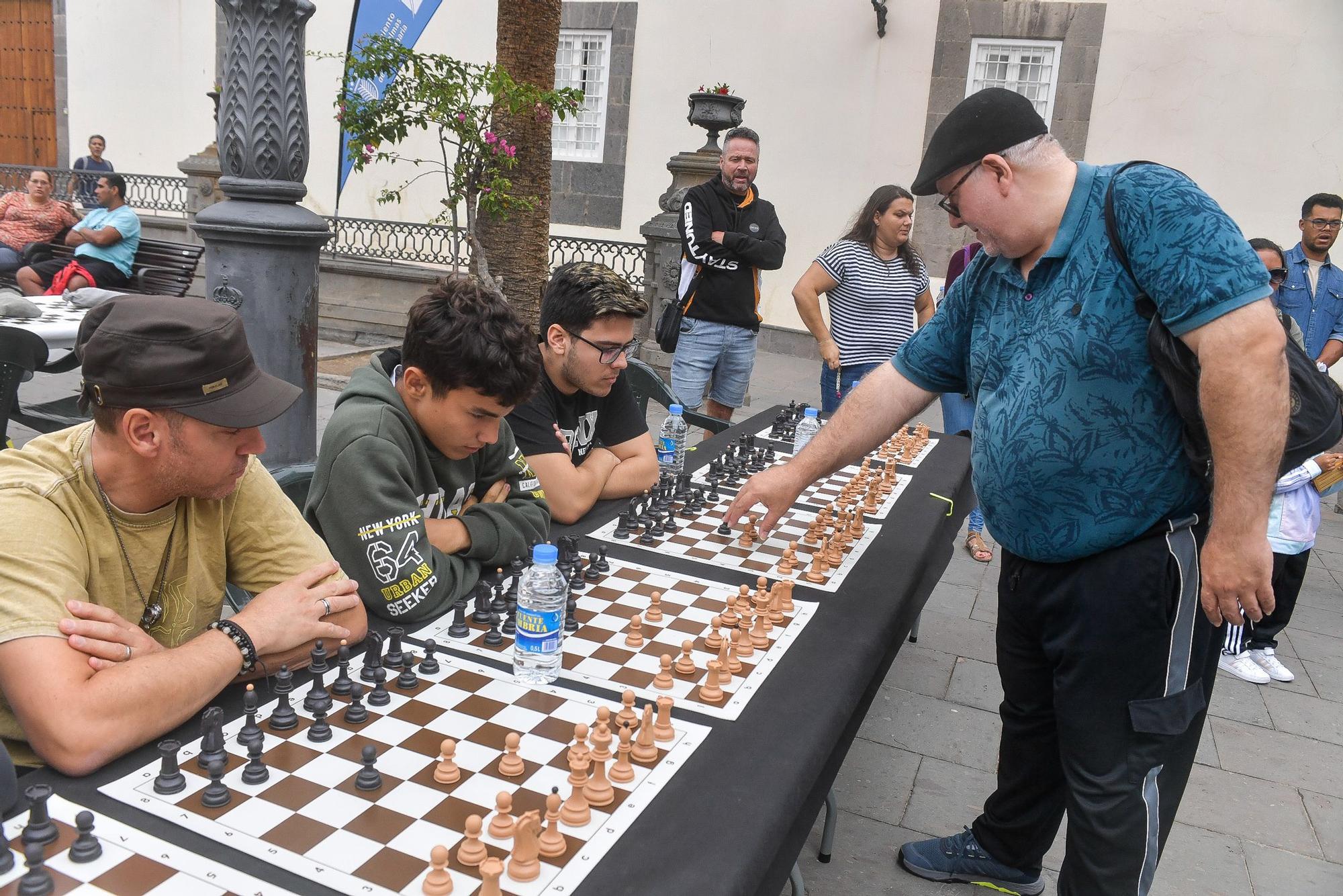 Partida simultánea de ajedrez en la Plaza de Santa Ana en las fiestas fundacionales